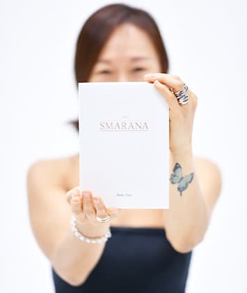 책 들고 있는 사진